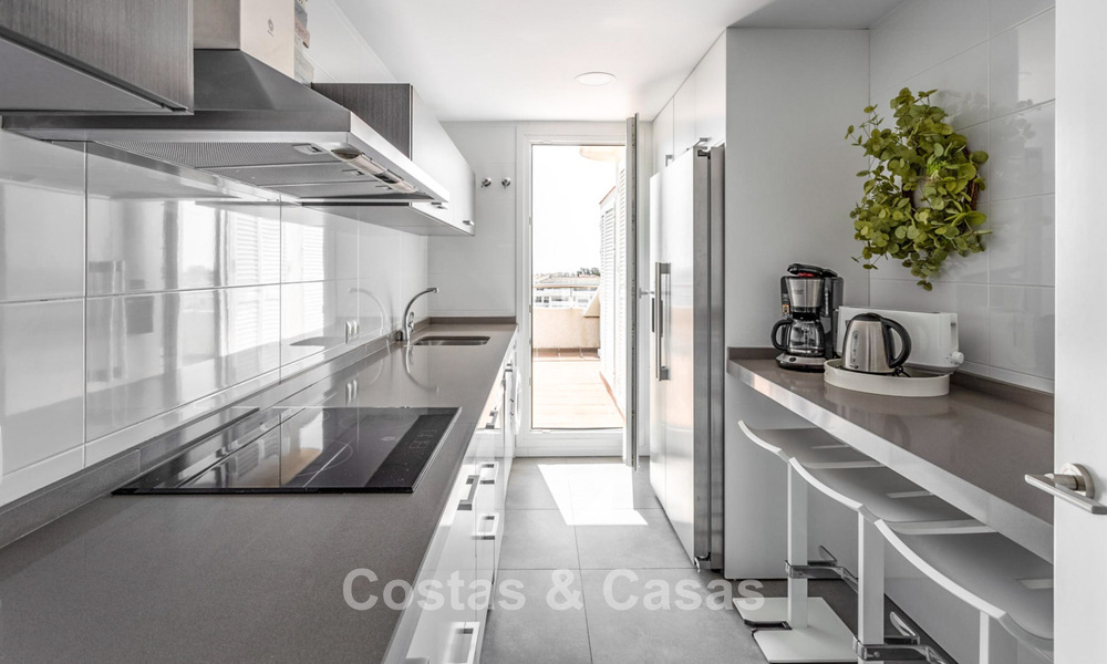 Penthouse met panoramisch zeezicht te koop op een steenworp van alle voorzieningen en het strand in Puerto Banus, Marbella 778105