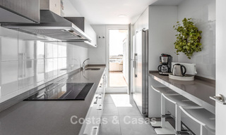 Penthouse met panoramisch zeezicht te koop op een steenworp van alle voorzieningen en het strand in Puerto Banus, Marbella 778105 