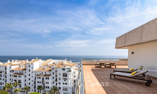 Penthouse met panoramisch zeezicht te koop op een steenworp van alle voorzieningen en het strand in Puerto Banus, Marbella 778106 