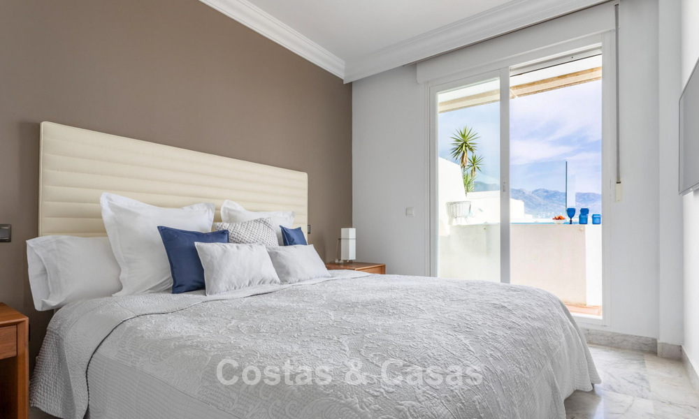 Penthouse met panoramisch zeezicht te koop op een steenworp van alle voorzieningen en het strand in Puerto Banus, Marbella 778107