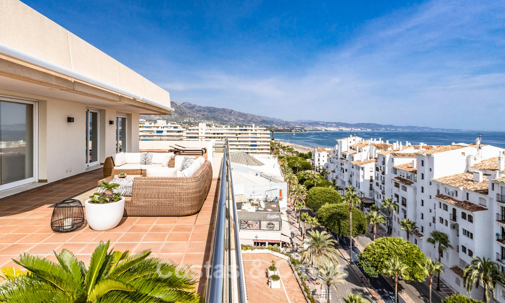 Penthouse met panoramisch zeezicht te koop op een steenworp van alle voorzieningen en het strand in Puerto Banus, Marbella 778108