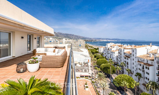 Penthouse met panoramisch zeezicht te koop op een steenworp van alle voorzieningen en het strand in Puerto Banus, Marbella 778108 