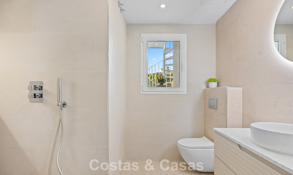 Gerenoveerd penthouse te koop in een populaire Aloha golfurbanisatie in het hartje van Nueva Andalucia, Marbella 778081