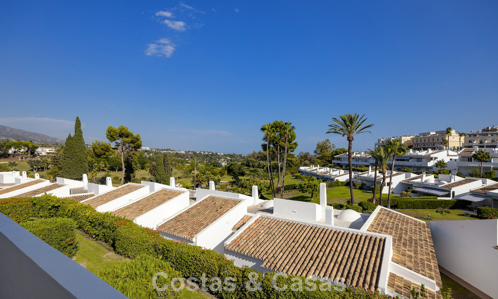 Gerenoveerd penthouse te koop in een populaire Aloha golfurbanisatie in het hartje van Nueva Andalucia, Marbella 778083