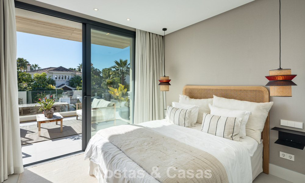 Modernistische luxevilla met zeezicht te koop in een geprivilegieerde villawijk in Nueva Andalucia, Marbella 778291