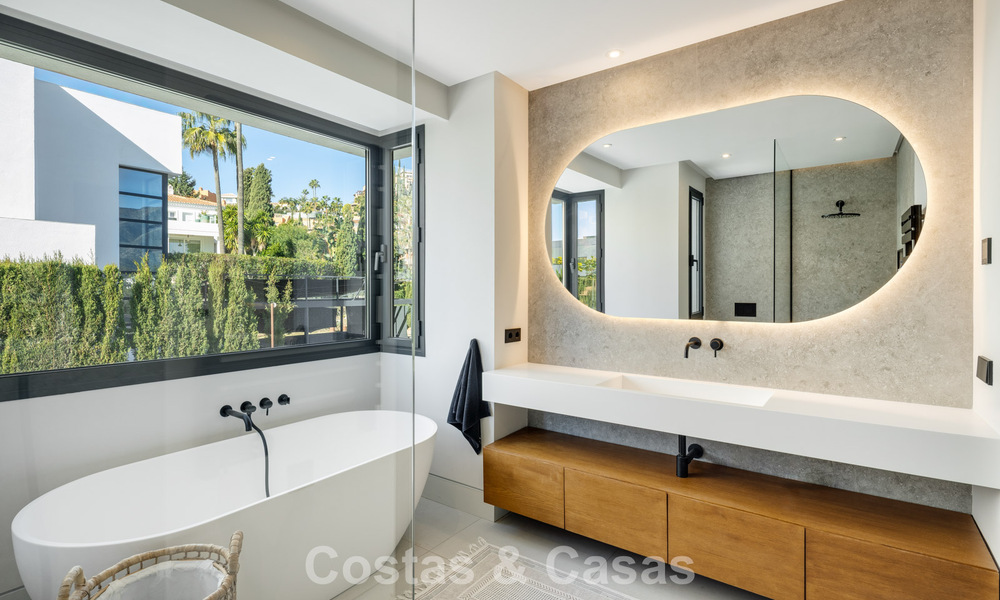 Modernistische luxevilla met zeezicht te koop in een geprivilegieerde villawijk in Nueva Andalucia, Marbella 778292