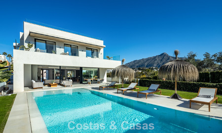 Modernistische luxevilla met zeezicht te koop in een geprivilegieerde villawijk in Nueva Andalucia, Marbella 778296