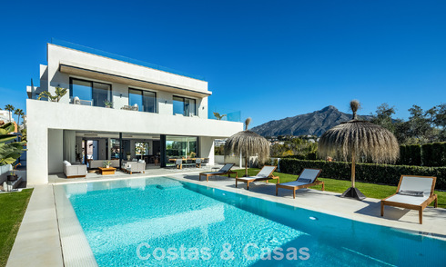 Modernistische luxevilla met zeezicht te koop in een geprivilegieerde villawijk in Nueva Andalucia, Marbella 778296