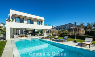 Modernistische luxevilla met zeezicht te koop in een geprivilegieerde villawijk in Nueva Andalucia, Marbella 778296 