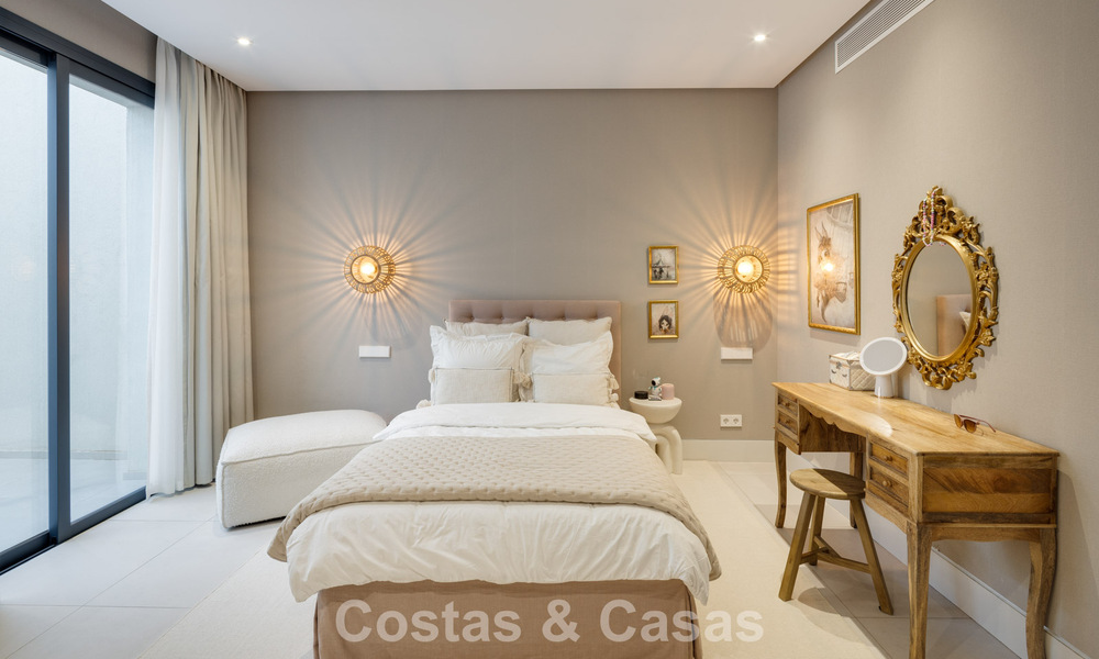 Modernistische luxevilla met zeezicht te koop in een geprivilegieerde villawijk in Nueva Andalucia, Marbella 778299
