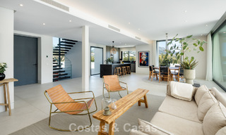 Modernistische luxevilla met zeezicht te koop in een geprivilegieerde villawijk in Nueva Andalucia, Marbella 778306 