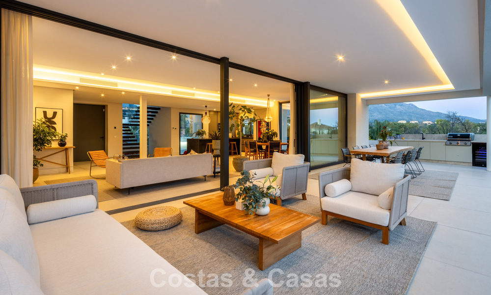 Modernistische luxevilla met zeezicht te koop in een geprivilegieerde villawijk in Nueva Andalucia, Marbella 778311