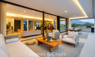 Modernistische luxevilla met zeezicht te koop in een geprivilegieerde villawijk in Nueva Andalucia, Marbella 778311 