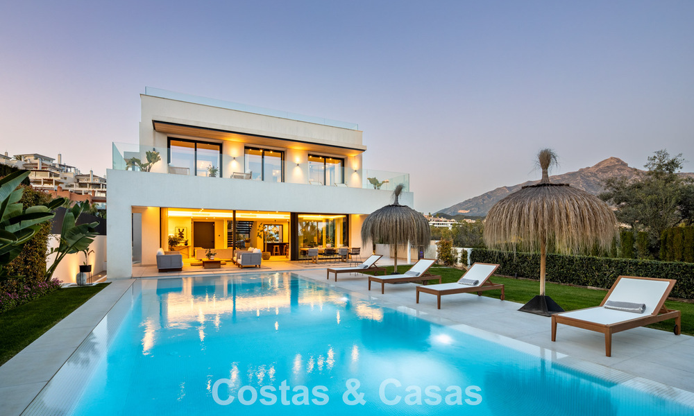 Modernistische luxevilla met zeezicht te koop in een geprivilegieerde villawijk in Nueva Andalucia, Marbella 778312