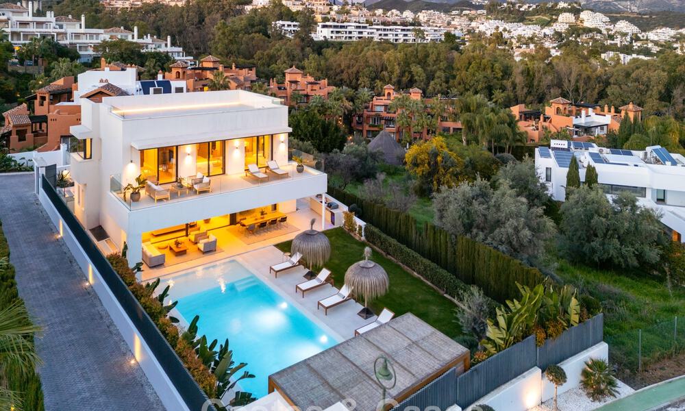 Modernistische luxevilla met zeezicht te koop in een geprivilegieerde villawijk in Nueva Andalucia, Marbella 778315