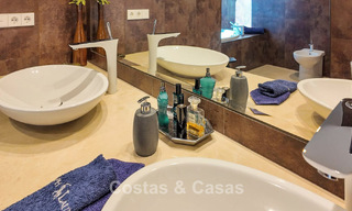 Mediterrane villa met zicht op de groene fairways te koop in een golfomgeving van Nueva Andalucia’s vallei, Marbella 778166 