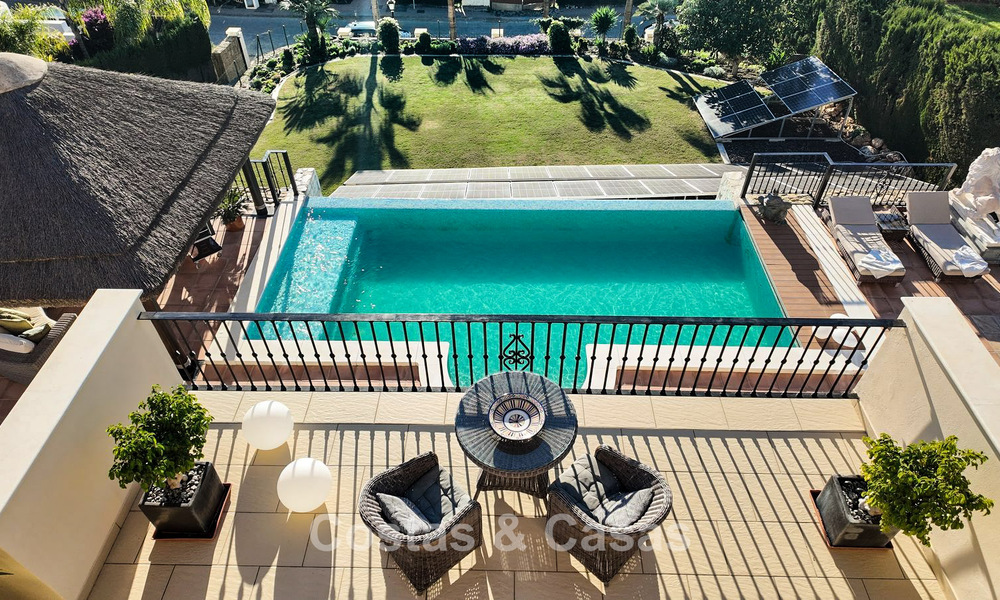 Mediterrane villa met zicht op de groene fairways te koop in een golfomgeving van Nueva Andalucia’s vallei, Marbella 778168