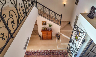 Mediterrane villa met zicht op de groene fairways te koop in een golfomgeving van Nueva Andalucia’s vallei, Marbella 778170 