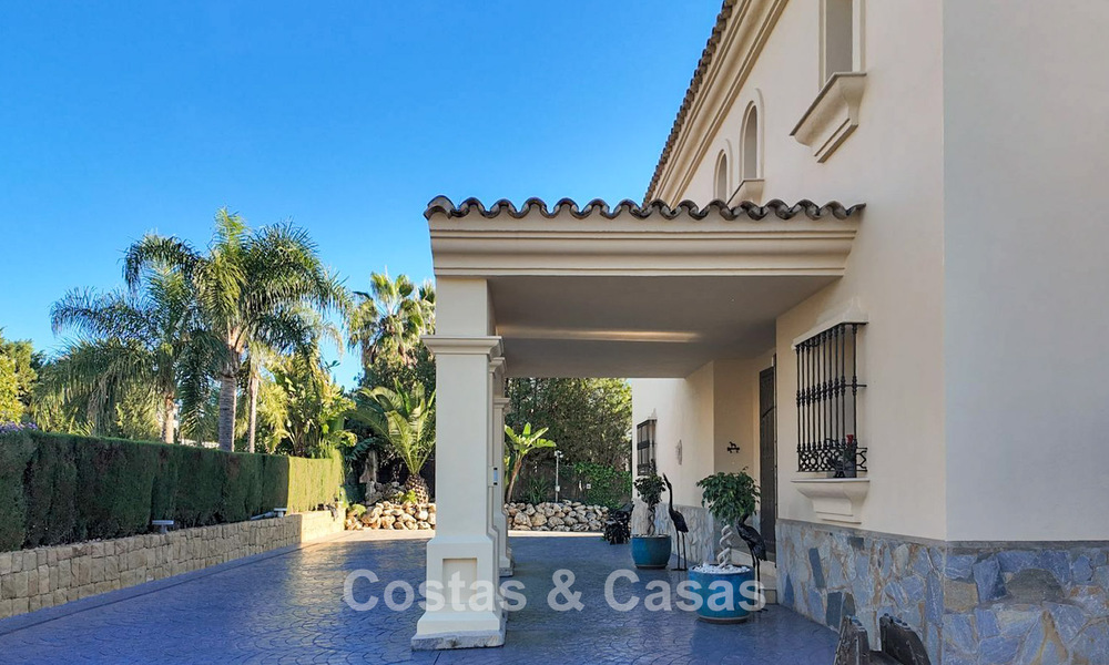 Mediterrane villa met zicht op de groene fairways te koop in een golfomgeving van Nueva Andalucia’s vallei, Marbella 778171