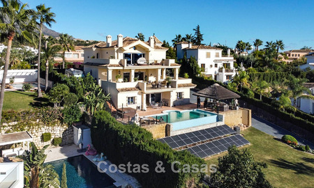 Mediterrane villa met zicht op de groene fairways te koop in een golfomgeving van Nueva Andalucia’s vallei, Marbella 778172