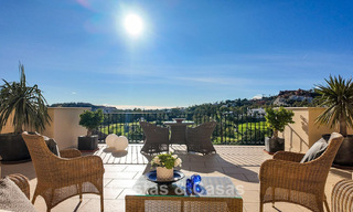 Mediterrane villa met zicht op de groene fairways te koop in een golfomgeving van Nueva Andalucia’s vallei, Marbella 778173 