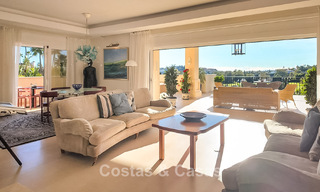 Mediterrane villa met zicht op de groene fairways te koop in een golfomgeving van Nueva Andalucia’s vallei, Marbella 778177 