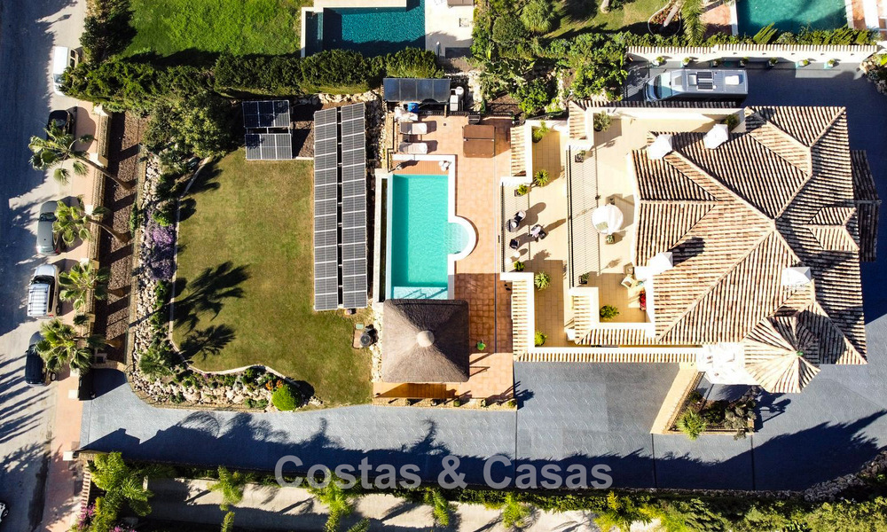 Mediterrane villa met zicht op de groene fairways te koop in een golfomgeving van Nueva Andalucia’s vallei, Marbella 778186