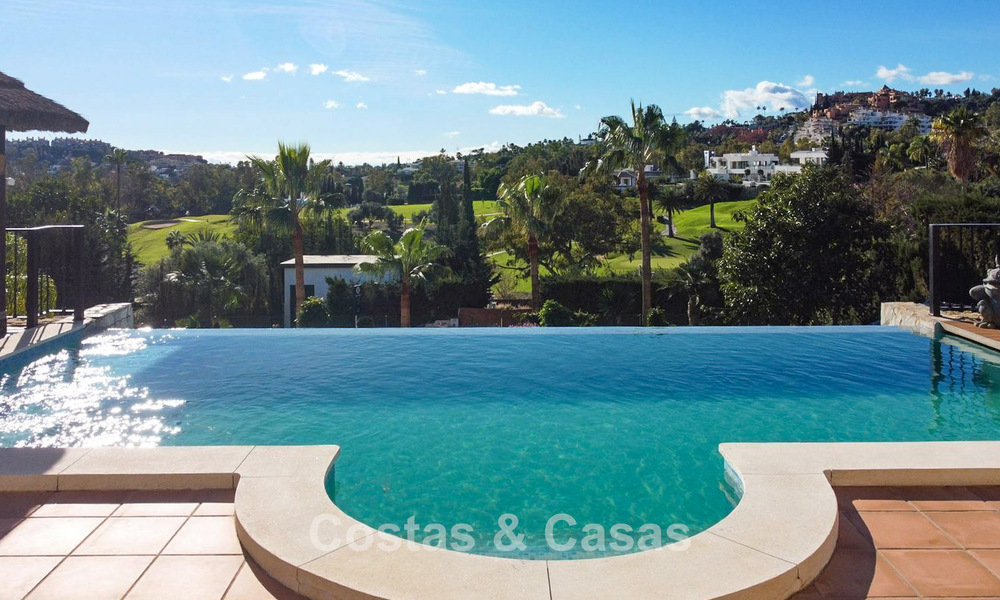 Mediterrane villa met zicht op de groene fairways te koop in een golfomgeving van Nueva Andalucia’s vallei, Marbella 778190