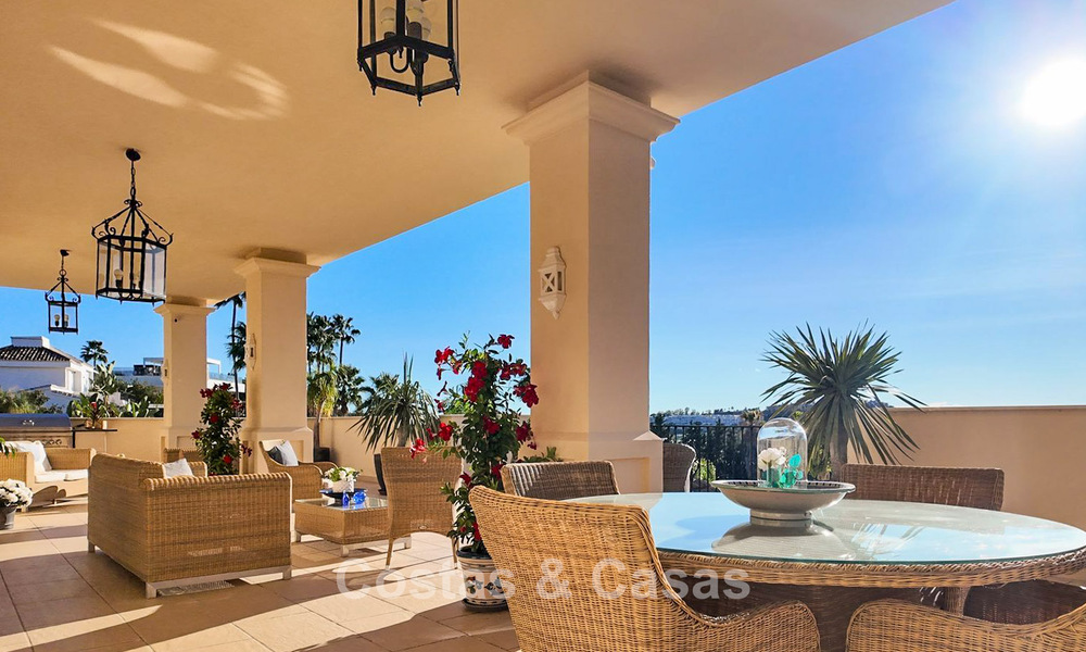 Mediterrane villa met zicht op de groene fairways te koop in een golfomgeving van Nueva Andalucia’s vallei, Marbella 778194