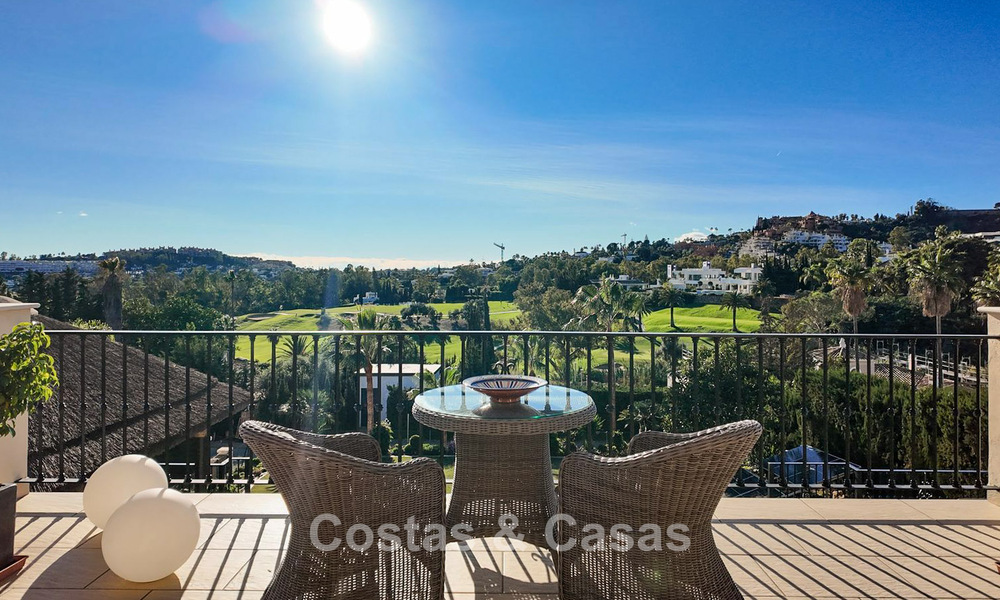 Mediterrane villa met zicht op de groene fairways te koop in een golfomgeving van Nueva Andalucia’s vallei, Marbella 778195