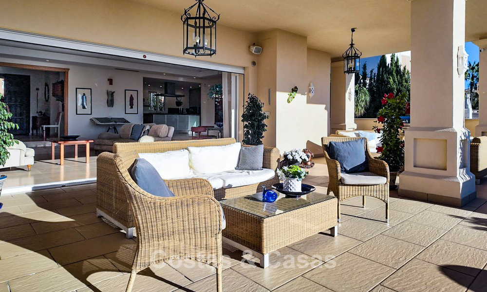 Mediterrane villa met zicht op de groene fairways te koop in een golfomgeving van Nueva Andalucia’s vallei, Marbella 778196
