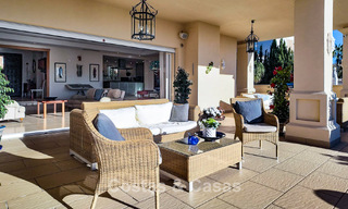Mediterrane villa met zicht op de groene fairways te koop in een golfomgeving van Nueva Andalucia’s vallei, Marbella 778196 