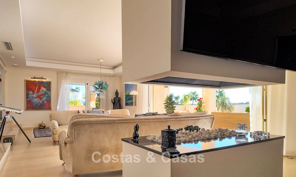 Mediterrane villa met zicht op de groene fairways te koop in een golfomgeving van Nueva Andalucia’s vallei, Marbella 778199