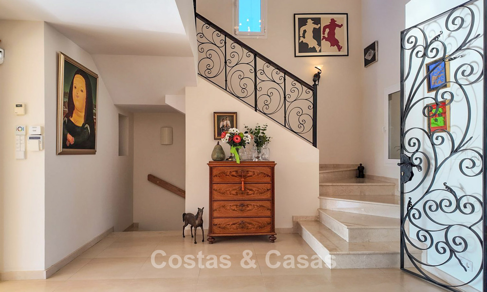 Mediterrane villa met zicht op de groene fairways te koop in een golfomgeving van Nueva Andalucia’s vallei, Marbella 778200