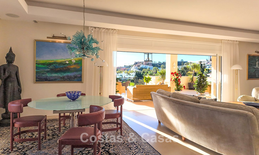Mediterrane villa met zicht op de groene fairways te koop in een golfomgeving van Nueva Andalucia’s vallei, Marbella 778202
