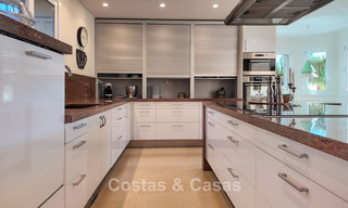 Mediterrane villa met zicht op de groene fairways te koop in een golfomgeving van Nueva Andalucia’s vallei, Marbella 778203 