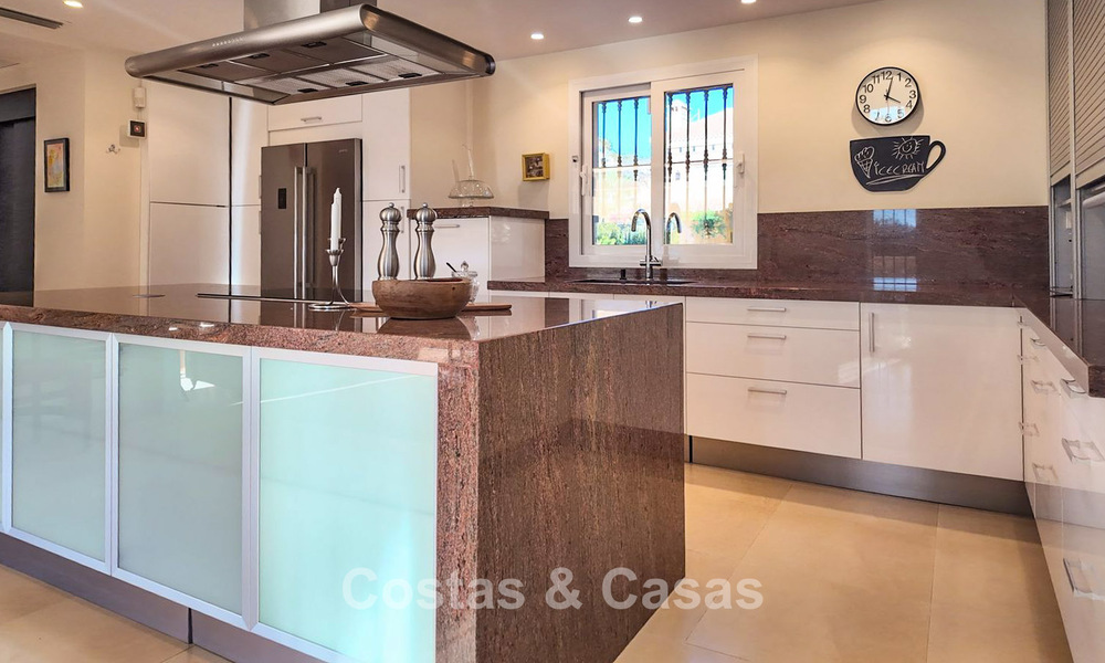 Mediterrane villa met zicht op de groene fairways te koop in een golfomgeving van Nueva Andalucia’s vallei, Marbella 778205