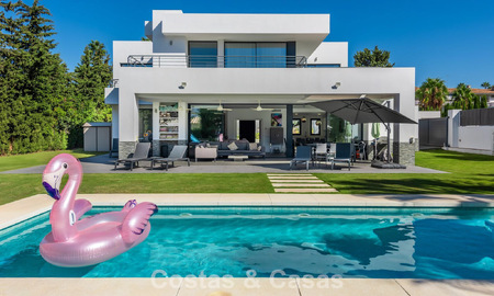 Moderne vrijstaande villa met 4 slaapkamers te koop beachside op de New Golden Mile tussen Marbella en Estepona 778225