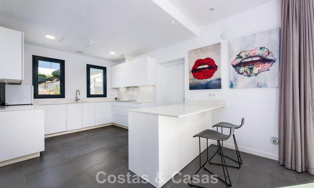 Moderne vrijstaande villa met 4 slaapkamers te koop beachside op de New Golden Mile tussen Marbella en Estepona 778233