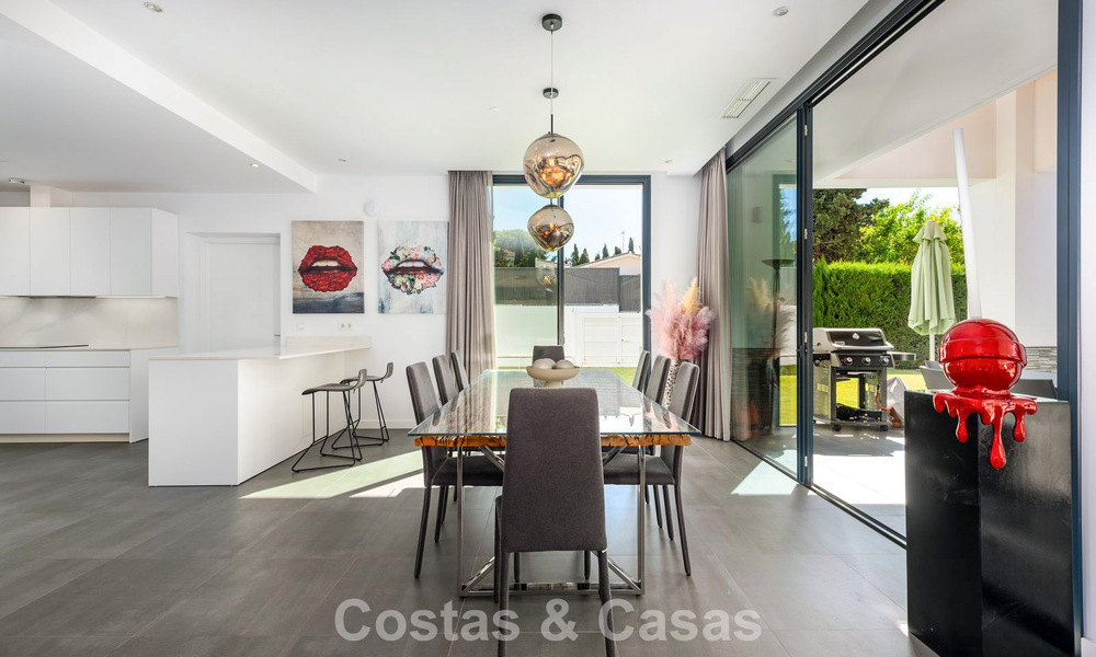 Moderne vrijstaande villa met 4 slaapkamers te koop beachside op de New Golden Mile tussen Marbella en Estepona 778241