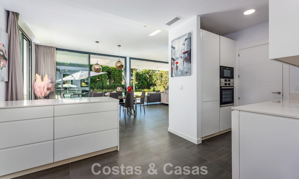 Moderne vrijstaande villa met 4 slaapkamers te koop beachside op de New Golden Mile tussen Marbella en Estepona 778252
