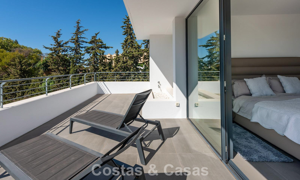 Moderne vrijstaande villa met 4 slaapkamers te koop beachside op de New Golden Mile tussen Marbella en Estepona 778275