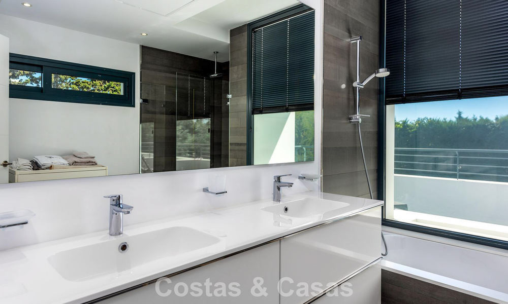 Moderne vrijstaande villa met 4 slaapkamers te koop beachside op de New Golden Mile tussen Marbella en Estepona 778276