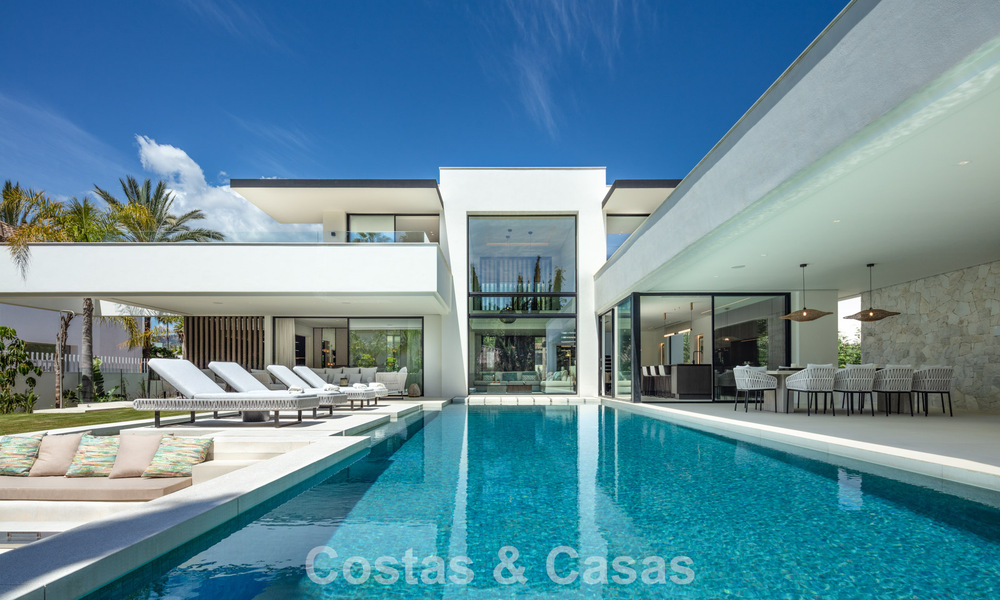 Strak ontworpen luxevilla te koop omgeven door golfbanen in Nueva Andalucia’s vallei, Marbella 778807