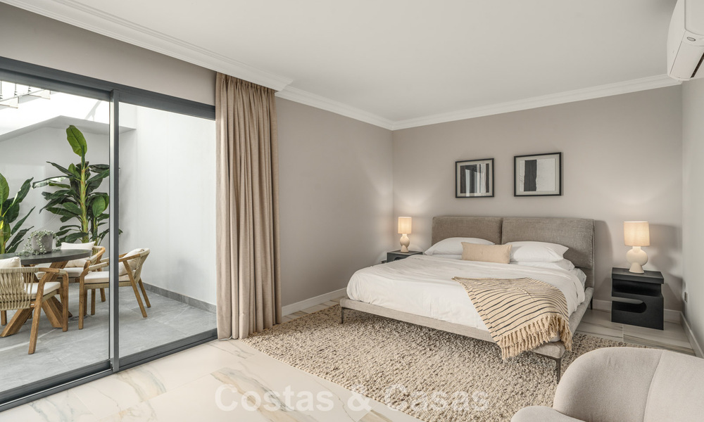 Verfijnde luxevilla in moderne mediterrane bouwstijl te koop met zeezicht in een gated complex op Marbella’s Golden Mile 778776
