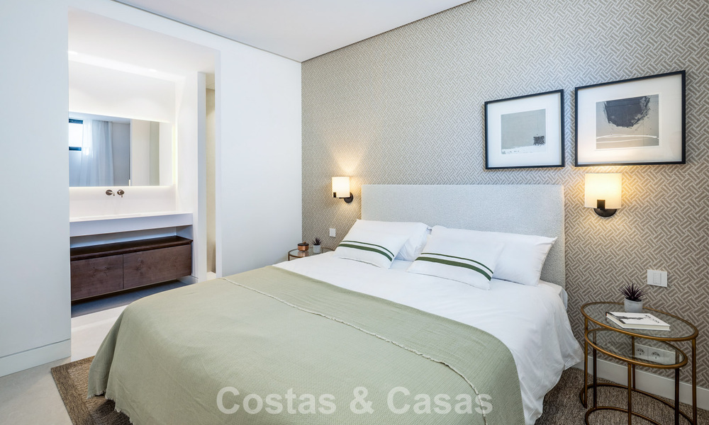 Gesofisticeerde, nieuwe luxevilla met panoramisch zeezicht te koop in een gated community van La Quinta, Marbella - Benahavis 800524
