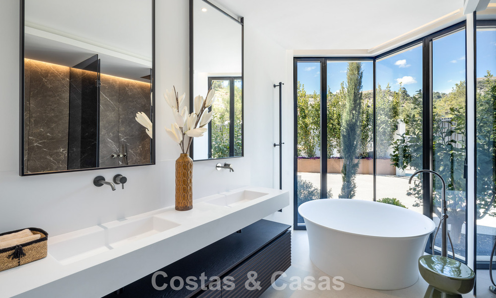 Gesofisticeerde, nieuwe luxevilla met panoramisch zeezicht te koop in een gated community van La Quinta, Marbella - Benahavis 800530