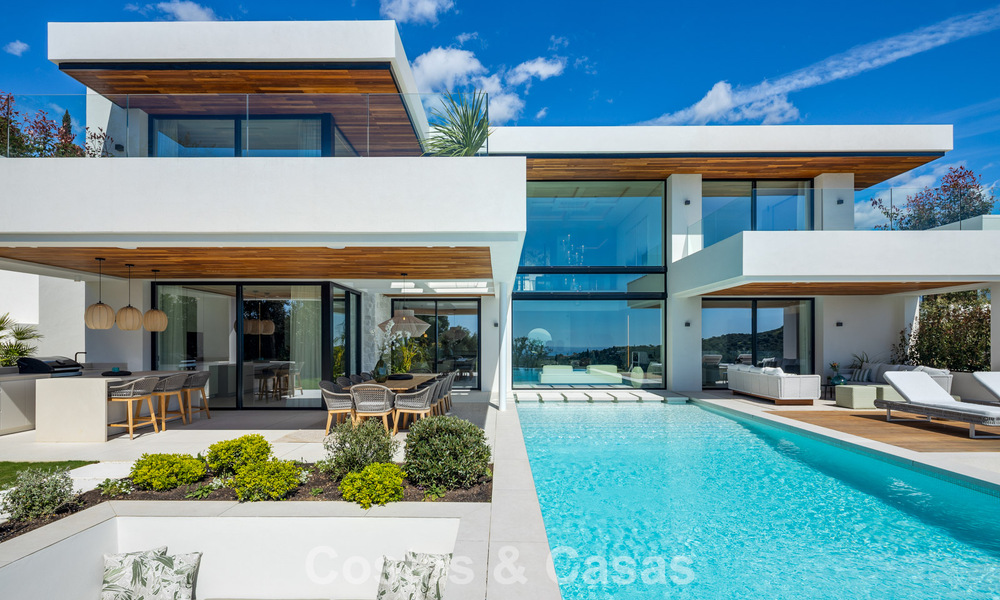 Gesofisticeerde, nieuwe luxevilla met panoramisch zeezicht te koop in een gated community van La Quinta, Marbella - Benahavis 800536