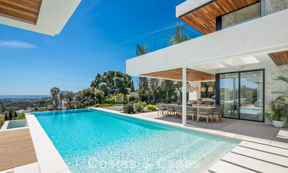Gesofisticeerde, nieuwe luxevilla met panoramisch zeezicht te koop in een gated community van La Quinta, Marbella - Benahavis 800537