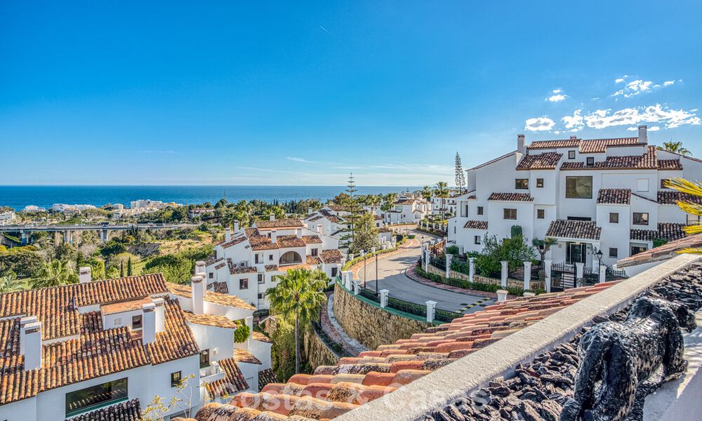 Luxe penthouse met zeezicht te koop in een gesloten gemeenschap aan Marbella's begeerde Golden Mile 778584